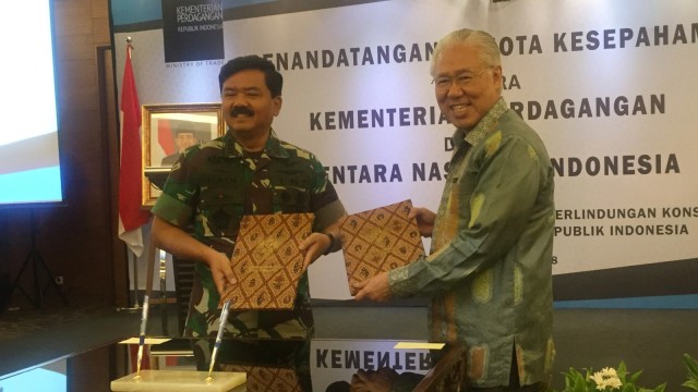 Panglima TNI Marsekal Hadi Tjahjanto (kiri) dan Menteri Perdagangan Enggartiasto Lukita (kanan). (Foto: Elsa Olivia/kumparan)