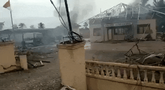 Massa bakar Polsek Bendahara, Aceh Tamiang. (Foto: Youtube/Berita Viral Indonesia dan Dunia)