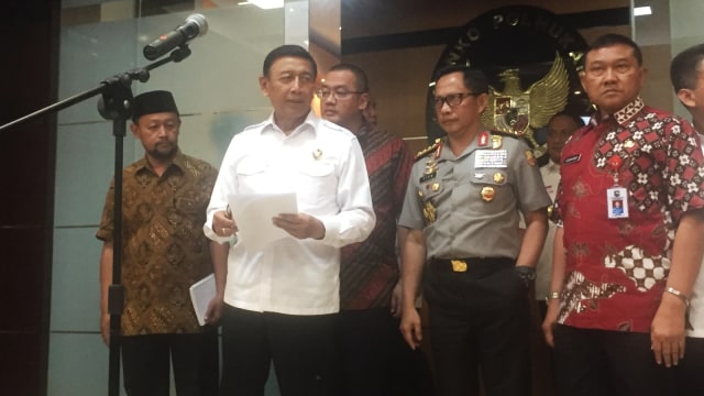 Menteri polhukam Wiranto saat konferensi pers terkait pembakaran bendera di Kemenkopolhukam. (Foto:  Moh Fajri/kumparan)