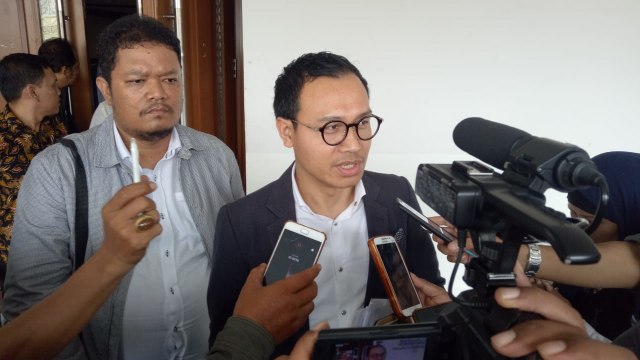 Sidang gugatan Direktur Ortus Holding Ltd, Edward Soeryadjaya saat diwawancarai wartawan. (Foto: Adhim Mugni/kumparan)