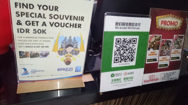 Sebuah toko di Denpasar, Bali, menerima transaksi dengan WeChat Pay (tengah) seperti ditunjukkan di bagian kasir. Foto: Wendiyanto/kumparan