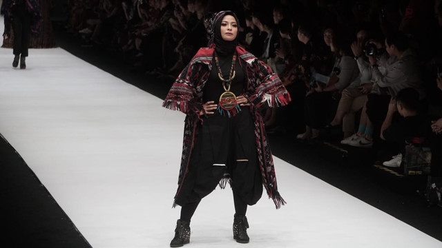 Tantri Kotak di Jakarta Fashion week 2019. Foto: Irfan Adi Saputra/kumparan
