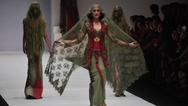 Fashion Show busana rancangan Anne Avantie di Jakarta Fashion Week 2019. Foto: Irfan Adi Saputra/kumparan