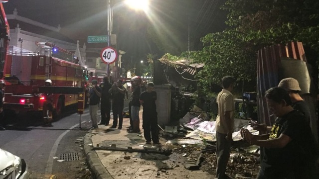 Sedan Mewah terbang tabrak air mancur di Surabaya. (Foto:  Nuryatin Phaksy Sukowati/kumparan)