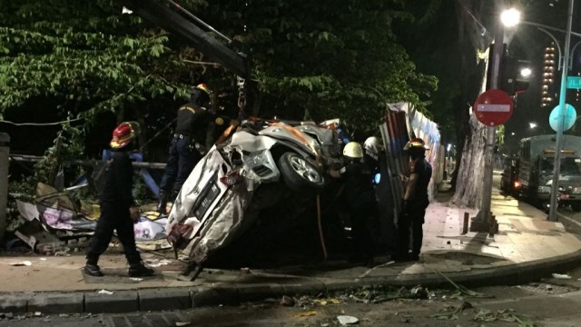 Sedan Mewah terbang tabrak air mancur di Surabaya. (Foto:  Nuryatin Phaksy Sukowati/kumparan)