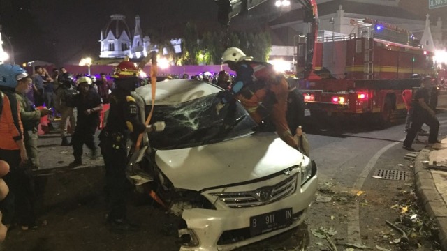 Sedan Mewah terbang tabrak air mancur di Surabaya. (Foto:  Nuryatin Phaksy Sukowati/kumparan)