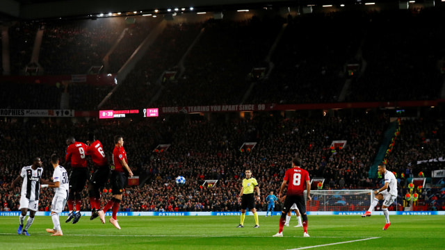 Eksekusi tendangan bebas Cristiano Ronaldo di menit 75 laga Manchester United vs Juventus. (Foto: Reuters/Jason Cairnduff)