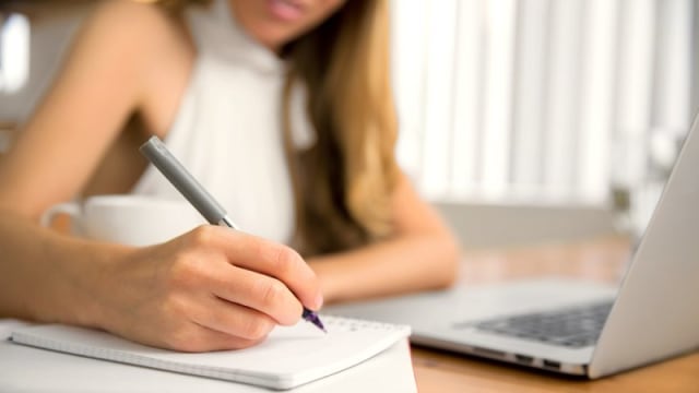 Menulis bisa tingkatkan kualitas diri (Foto: Dok. Shutterstock)