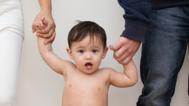 Ilustrasi anak belajar berjalan (Foto: Shutterstock)