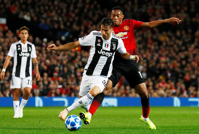 Rodrigo Bentancur berduel dengan Anthony Martial. (Foto: Reuters/Jason Cairnduff)