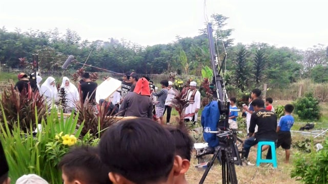 Proses shooting film bertema azab. (Foto: Facebook/@RiNi NamiNa)