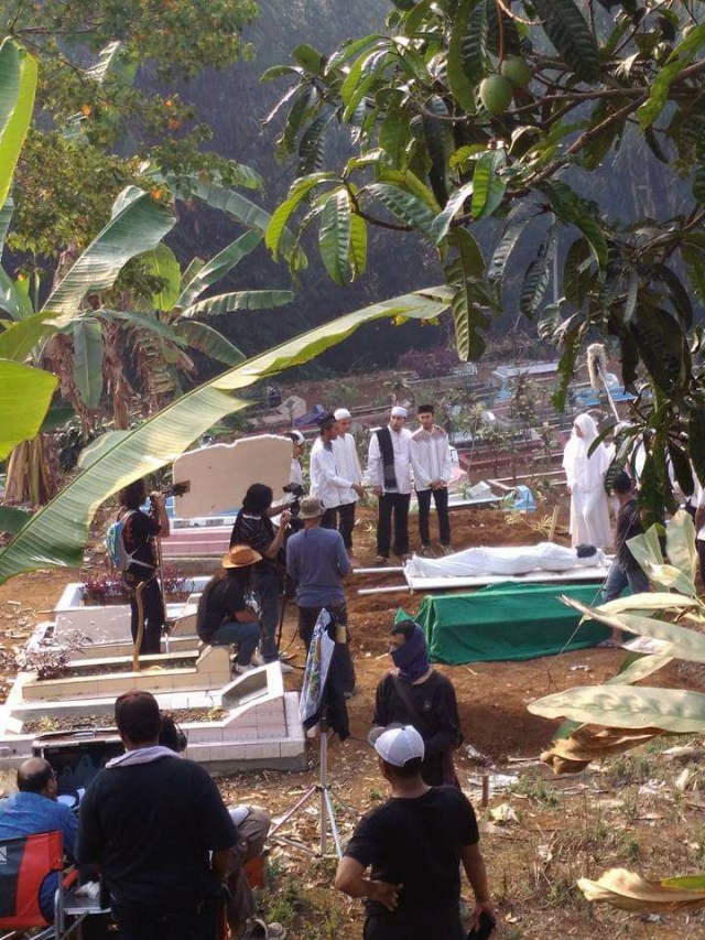 Proses shooting film bertema azab. (Foto: Facebook/@Irma Afrilia)