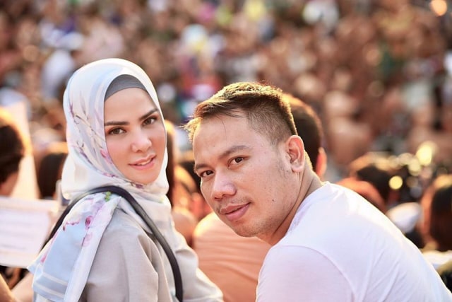 5 Kisah Cinta Pasangan Seleb Ini Diduga Settingan (1)