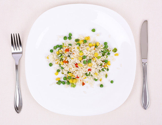 Piring ukuran besar membuat porsi makanan terlihat lebih sedikit (Foto: Shutter Stock)