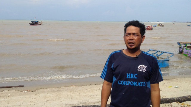 Iwan, nelayan di Pantai Sampur, Bangka. (Foto: Nugroho Sejati/kumparan)