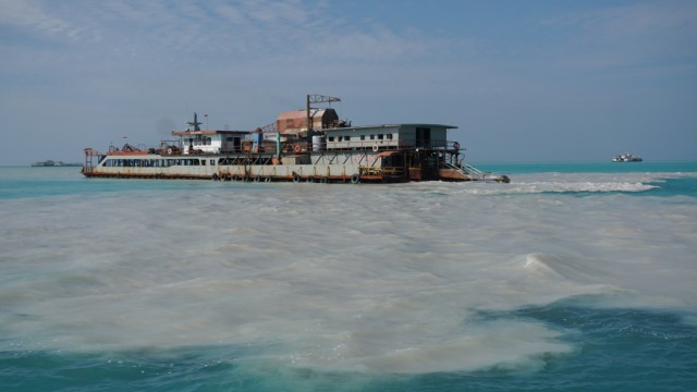 Kapal isap pertambangan timah di Sungai Liat, Bangka. (Foto: Nugroho Sejati/kumparan)