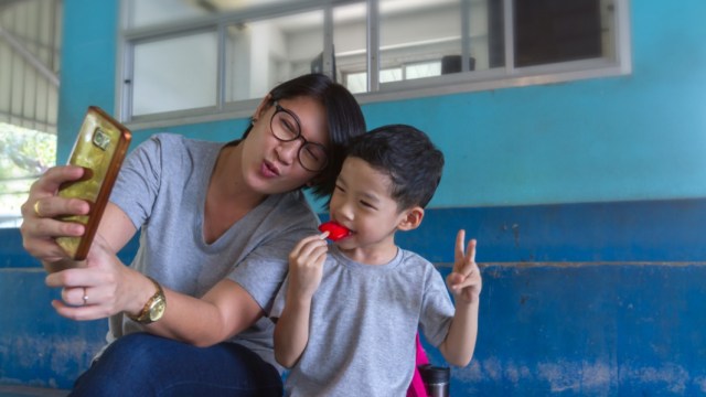 Ilustrasi ibu dan anak laki-laki. Foto: Shutterstock