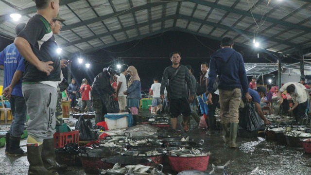 Suasana di tempat pelelangan ikan di Pangkal Balam, Pangkal Pinang, Bangka. (Foto: Nugroho Sejati/kumparan)