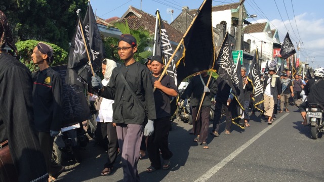 Ratusan orang berkumpul dalam aksi bela bendera Tauhid yang digelar Forum Ukhuwah Islamiyah (FUI) Daerah Istimewa Yogyakarta (DIY), Rabu (24/10/2018). (Foto: Arfiansyah Panji Purnandaru/kumparan)