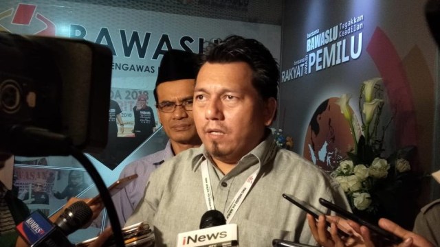 Direktur Hukum dan Advokasi TKN Jokowi-Ma'ruf Amin, Irfan Pulungan menyampaikan sikap keberatan kasus Videotron di Bawaslu, Rabu (24/10/2018). (Foto: Rafyq Panjaitan/kumparan)