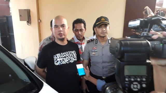 Ahmad Dhani di Polda Jatim. (Foto: Phaksy Sukowati/kumparan)