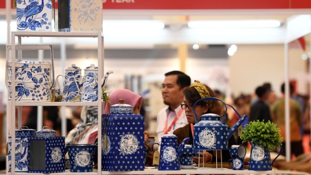 Seorang pengunjung mengamati produk dalam Trade Expo Indonesia ke-33 di Tangerang, Banten, Rabu (24/10/2018).  Foto: ANTARA FOTO/Puspa Perwitasari