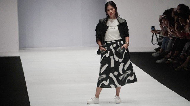 Dian Sastrowardoyo di Jakarta Fashion Week 2019. (Foto: Irfan Adi Saputra/kumparan)