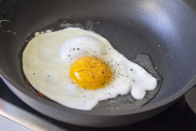 Memasak telur (Foto: Shutter Stock)
