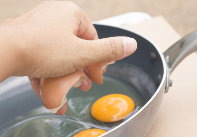 Memasak telur (Foto: Shutter Stock)