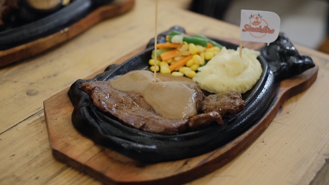 Atasi Anemia dengan Steak Bintang 5 Harga Kaki Lima