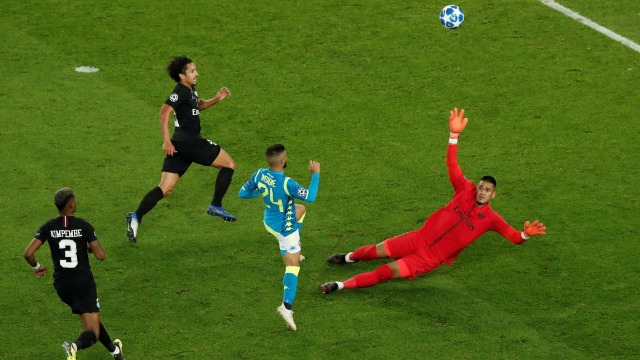 Gol Lorenzo Insigne bawa Napoli unggul 1-0 atas PSG. (Foto: REUTERS/Benoit Tessier)