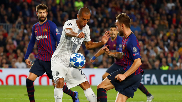 Miranda dalam kepungan pasukan Barcelona. (Foto: REUTERS/Juan Medina)