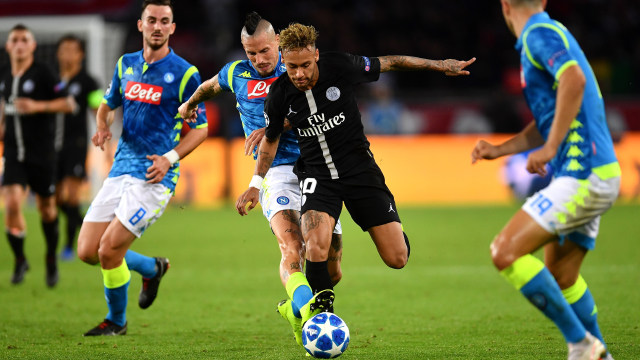 Marek Hamsik berduel merebut bola dari Neymar. (Foto: Justin Setterfield/Getty Images)