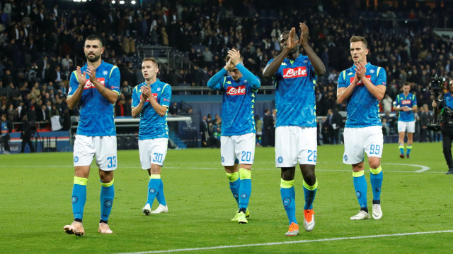 Pemain-pemain Napoli di akhir laga melawan PSG. (Foto: REUTERS/Gonzalo Fuentes)