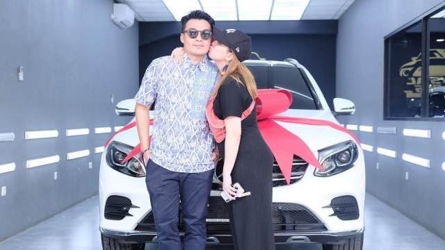 Tya Ariestya dapat kado mobil dari suaminya. (Foto: Instagram/@tya_ariestya)