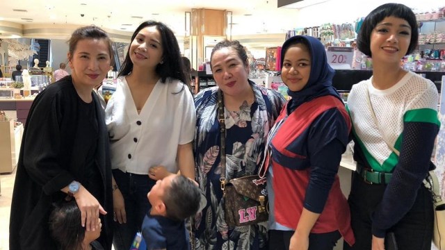 Nagita Slavina dan para pemain sinetron Di Sini Ada Setan (Foto: Instagram @raffinagita1717)