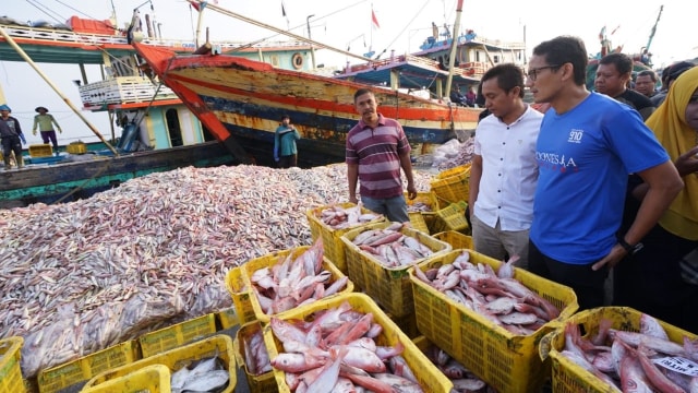 Calon Wakil Presiden nomor urut 02 Sandiaga Salahudin Uno (kanan) mengunjungi Tempat Pelelangan Ikan (TPI) Tegalsari, Tegal.  (Foto: Dok. Istimewa)