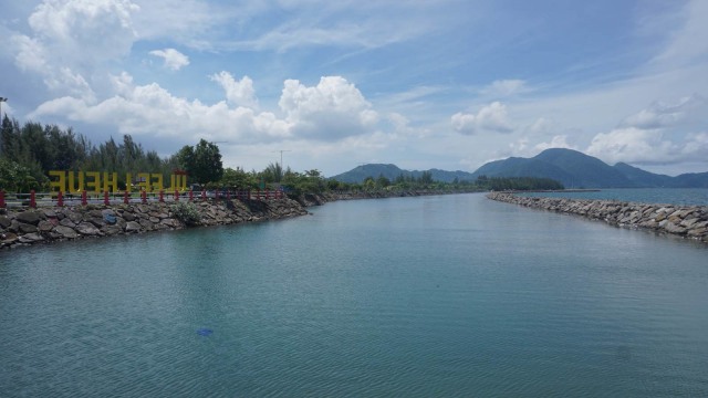 Pantai Wisata di Banda Aceh Dicemari Sampah. (Foto: Zuhri Noviandi/kumparan)