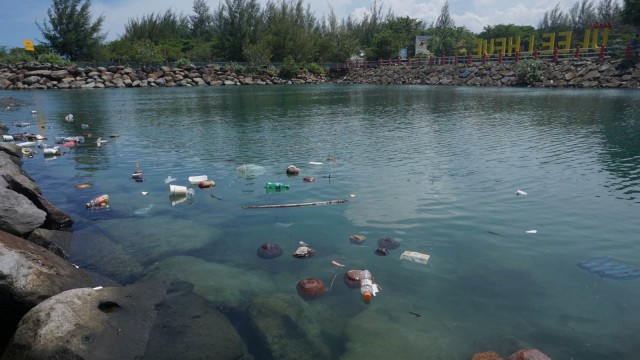 Pantai Wisata di Banda Aceh Dicemari Sampah. (Foto: Zuhri Noviandi/kumparan)