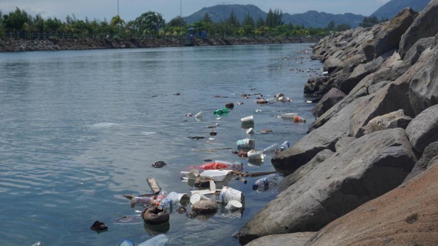 Pantai Wisata di Banda Aceh Dicemari Sampah. (Foto: Zuhri Noviandi/kumparan)