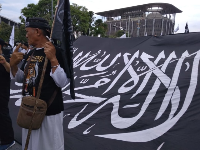 Aksi bela bendera tauhid di Riau pada Kamis (25/10). (Foto: Selasar Riau)