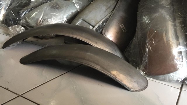 Contoh spakbor handmade untuk motor kustom (Foto: Aditya Pratama Niagara/kumparanOTO)