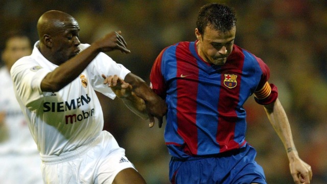 Luis Enrique berduel dengan Claude Makelele. (Foto: Pierre PHILIPPE MARCOU / AFP)