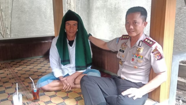 Polisi amankan Uus Sukmana pria yang bawa bendera tauhid di acara santri di Garut. (Foto: dok Polda Jabar)