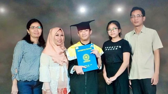 Bryan Wahyu Kurnia Putra (tengah) saat foto bersama keluarga. (Foto: Facebook/@Bryan Wahyu)