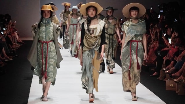 Fashion Show  Humbang Shibori x Purana di Jakarta Fashion Week 2019. (Foto: Irfan Adi Saputra/kumparan)