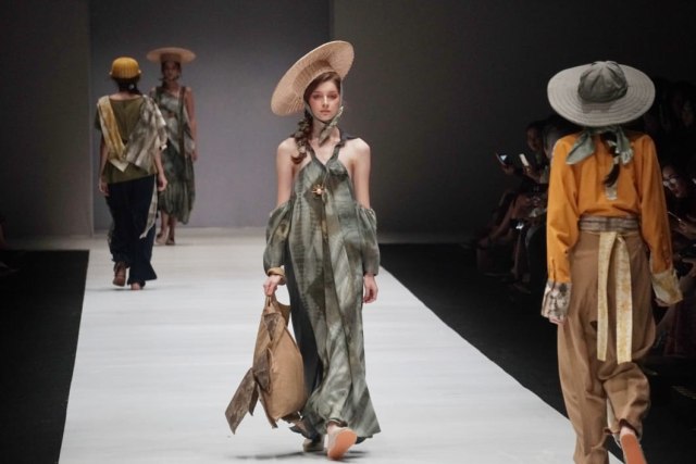 Fashion Show  Humbang Shibori x Purana di Jakarta Fashion Week 2019. (Foto: Irfan Adi Saputra/kumparan)
