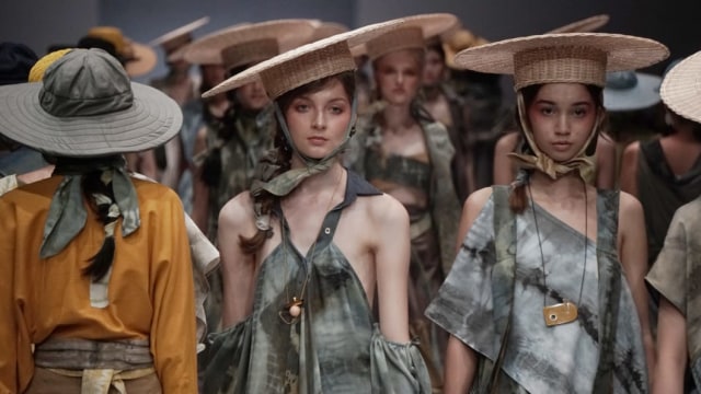 Fashion Show  Humbang Shibori x Purana di Jakarta Fashion Week 2019. (Foto: Irfan Adi Saputra/kumparan)