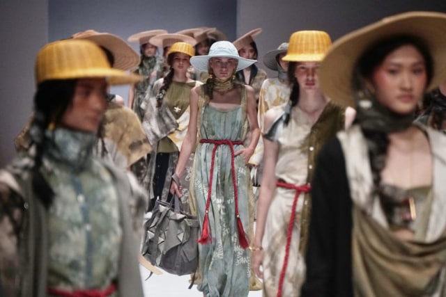 Fashion Show  Humbang Shibori x Purana di Jakarta Fashion Week 2019. (Foto: Irfan Adi Saputra/kumparan)