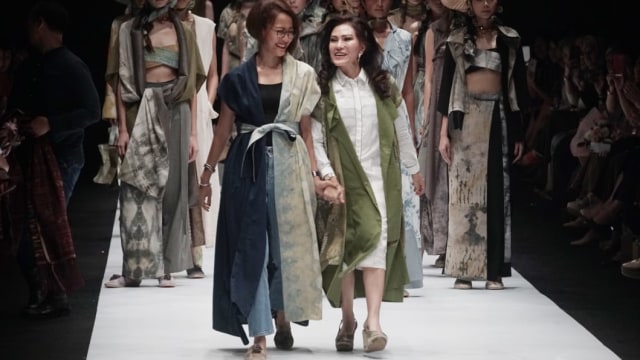Fashion Show  Humbang Shibori x Purana di Jakarta Fashion Week 2019. (Foto: Irfan Adi Saputra/kumparan)